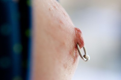 Irena heeft een tepelpiercing in haar prachtige borsten