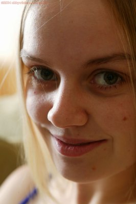 Blonde Miranda van amper 18 jaar gaat uit de kleren