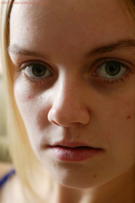 Blonde Miranda van amper 18 jaar gaat uit de kleren