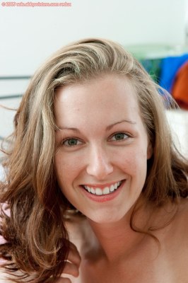 Eenentwintig-jarige jonge vrouw met tepelpiercing bloot