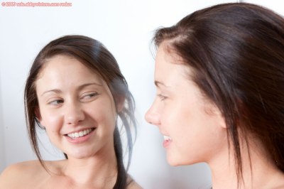 Vrolijke Hayley en haar spiegel