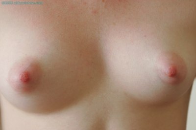 Gezwollen tepels tiener meisje