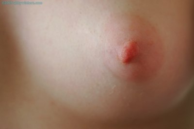 Gezwollen tepels tiener meisje