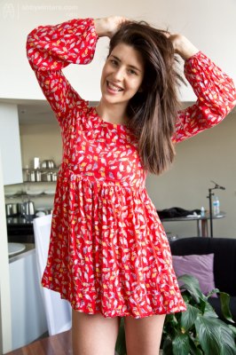 Stralende Denna trekt haar kleine jurkje uit