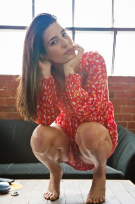 Stralende Denna trekt haar kleine jurkje uit