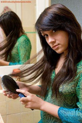 Spelend met een badeendje in bad bloot meisje