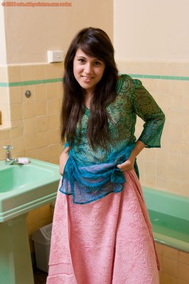 Spelend met een badeendje in bad bloot meisje