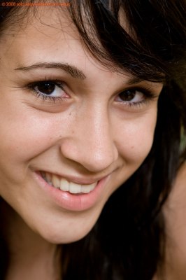 Spelend met een badeendje in bad bloot meisje