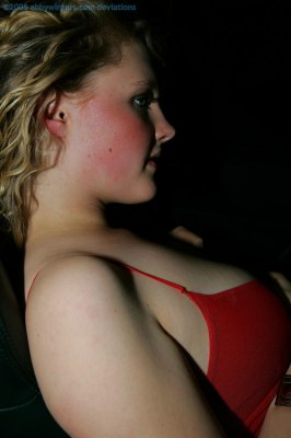 Krulhaar Anthea ondeugend naakt in de auto