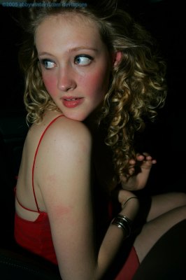 Krulhaar Anthea ondeugend naakt in de auto