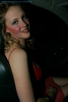 Krulhaar Anthea ondeugend naakt in de auto