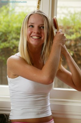 Naakte jonge blonde meid