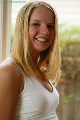 Naakte jonge blonde meid