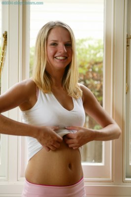 Naakte jonge blonde meid