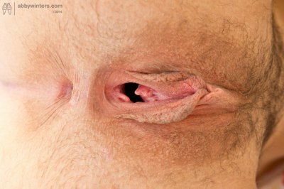 Maria maakt haar harige poesje open op het strand