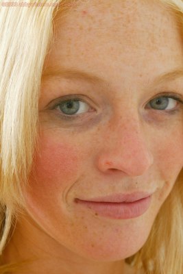 Blote blonde griet in de badkamer met meisjes ondergoed