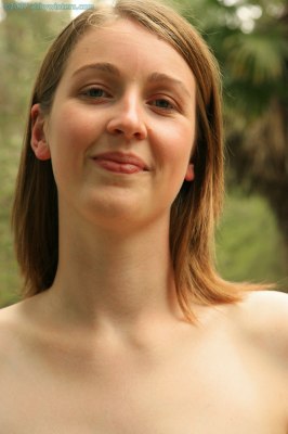 Lief naakt amateur meisje in het bos