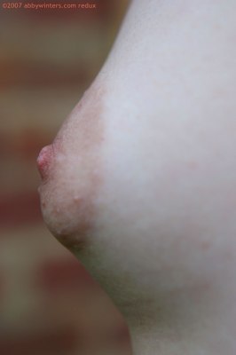 Puntige borsten en ronde gezwollen tepels bij jong meisje