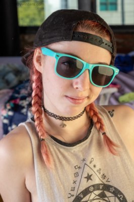 Naomi probeert haar kleine strakke anus