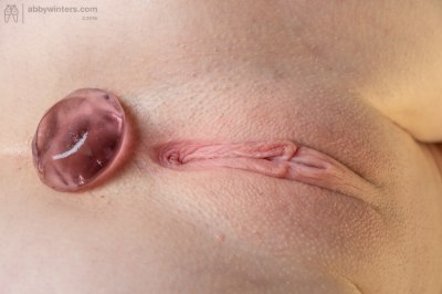 Naomi probeert haar kleine strakke anus