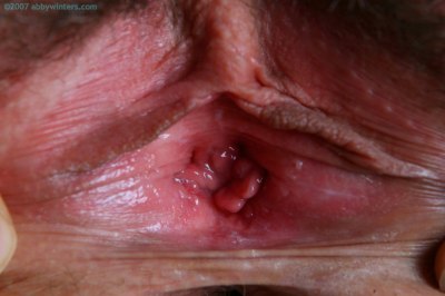 Knap meisje met een prachtig harig poesje