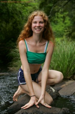 Lief roodharig meisje Isabel vrij bloot buiten in de natuur