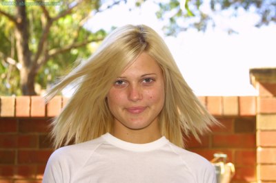 Caitlin draagt geen beha onder haar witte shirt