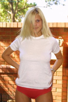 Caitlin draagt geen beha onder haar witte shirt