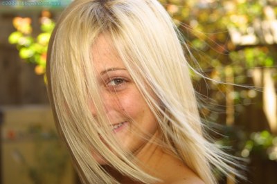 Caitlin draagt geen beha onder haar witte shirt