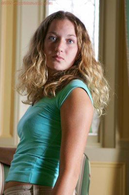Jocelyn heeft heerlijk sappige schaamlippen tussen haar benen