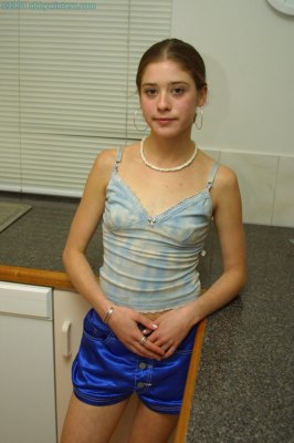 Klein meisje Beth laat haar vagina van super close up zien