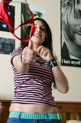 Meisjesachtige meid met slotjes en perfecte volle borstjes