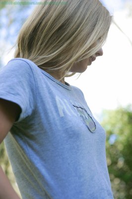 Erg jong meisje naakt buiten trekt haar kleren weer aan