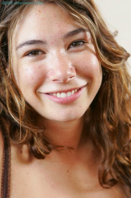 Volslank meisje naakt met knap koppie