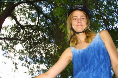 Ondeugend jong meisje zonder slipje buiten na het fietsen