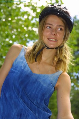 Ondeugend jong meisje zonder slipje buiten na het fietsen