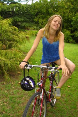 Ondeugend jong meisje zonder slipje buiten na het fietsen