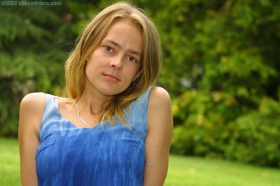 Ondeugend jong meisje zonder slipje buiten na het fietsen