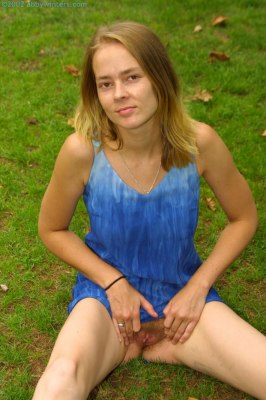 Ondeugend jong meisje zonder slipje buiten na het fietsen