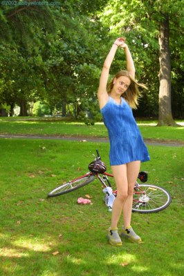 Ondeugend jong meisje zonder slipje buiten na het fietsen