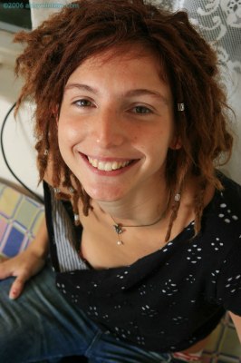 Alternatief meisje met dreadlocks uit de kleren