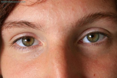 Alternatief meisje met dreadlocks uit de kleren