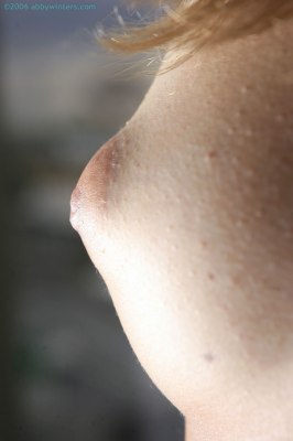 Jonge blonde griet met mooi vrouwenlijf