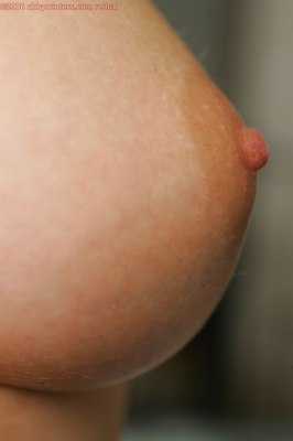 Knappe Emelia heeft een prachtige grote ronde kont