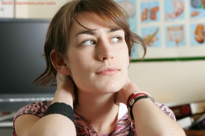 Mooie blote jonge vrouw Kasia naakte pauze tijdens studeren geneeskunde