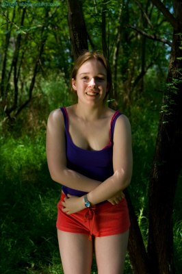 Masseren van haar kleine tienerborstjes