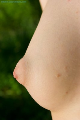 Masseren van haar kleine tienerborstjes