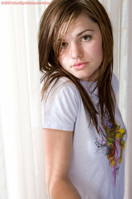 Jong verlegen meisje kleedt zich uit in de vensterbank