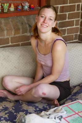 Jong slank meisje bloot buiten op haar terrasje