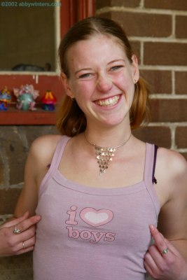 Jong slank meisje bloot buiten op haar terrasje